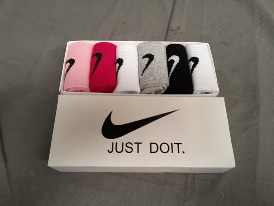 BOXED NIKE JUST DO IT MULTI COLOURED SOCKS - SIZE UNSPECIFIED 