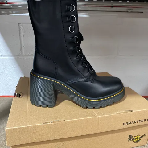 BOXED PAIR OF DR MARTENS CHESNEY BLACK BOOTS SIZE 7