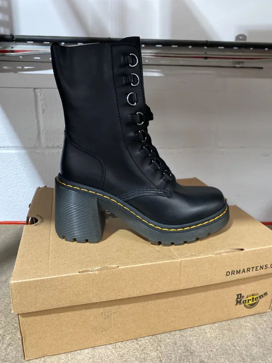 BOXED PAIR OF DR MARTENS CHESNEY BLACK BOOTS SIZE 7