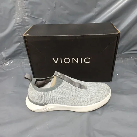 BOXED PAIR OF VIONIC ADVANCED LACELESS TRAINERS GREY SIZE 5 