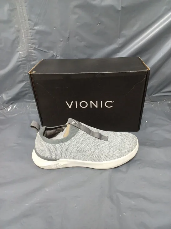 BOXED PAIR OF VIONIC ADVANCED LACELESS TRAINERS GREY SIZE 5 