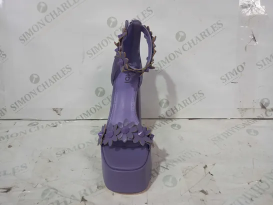 BOXED PAIR OF KOI VEGAN LEATHER HIGH PLATFORM BLOCK HEELS IN PURPLE W. FLORAL DESIGN SIZE 6