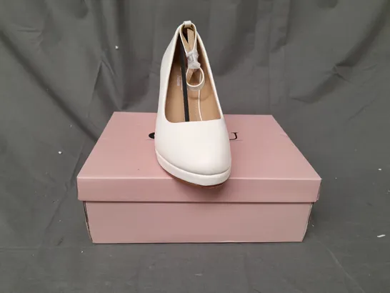 BOXED PAIR OF GUCU FASHION SLIP-ON WEDGES IN WHITE EU SIZE 39