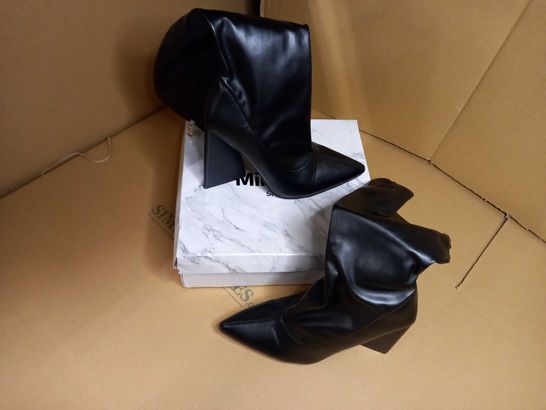 BOXED PAIR OF DESIGNER BLACK STATEMENT HEELED KNEE HIGH BOOTS - SIZE 6