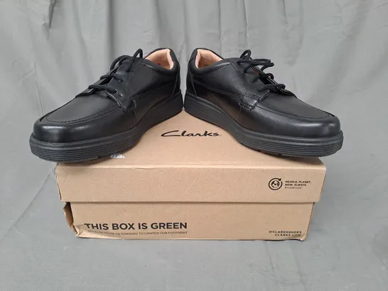 BOXED PAIR OF CLAKRS UNSTRUCTURED ABODE EASE SHOES IN BLACK UK SIZE 8.5