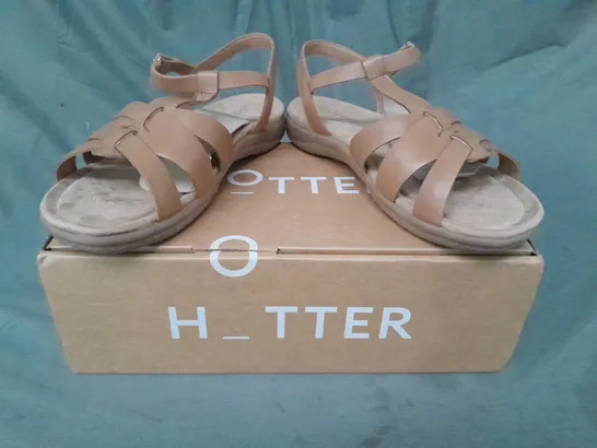 BOXED PAIR OF HOTTER RAINER WIDE OPEN TOE SANDALS IN TAN UK SIZE 6