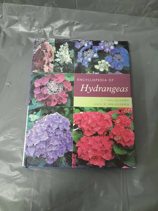 ENCYCLOPEDIA OF HYDRANGEAS C.J VAN GELDEREN & D.M. VAN GELDEREN 