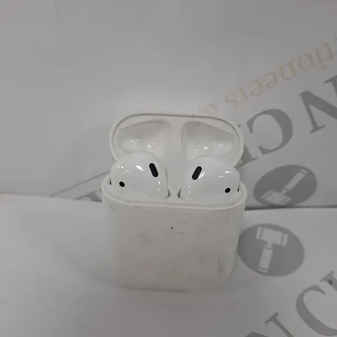 APPLE AIRPODS IN WHITE WITH CHARGING CASE 