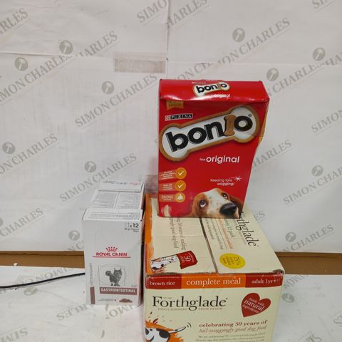 LOT OF ASSORTED PET SUPPLIES TO INCLUDE FORTHGLADE, ROYAL CANIN AND BONIO ORIGINAL