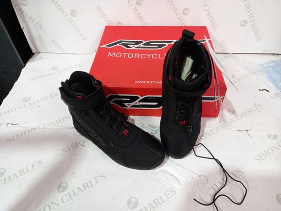 BOXED PAIR OF RST BLACK/RED MOTORCYCLE BOOTS SIZE 41