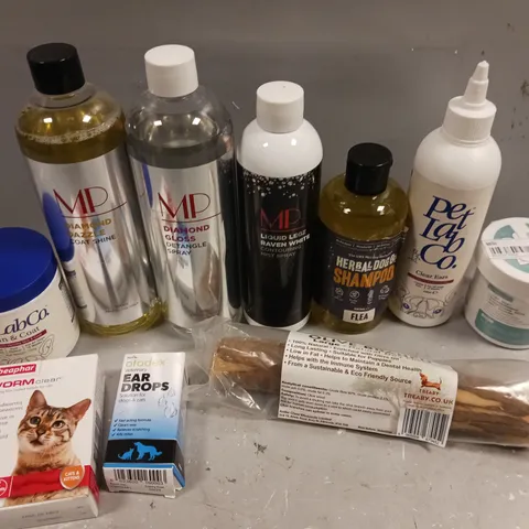 APPROXIMATELY 15 ASSORTED PET CARE PRODUCTS TO INCLUDE OLIVE BRANCH DOG CHEW, WORM CLEAR, EAR DROPS ETC 