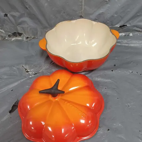 LE CREUSET PUMPKIN COOKWARE DISH IN ORANGE