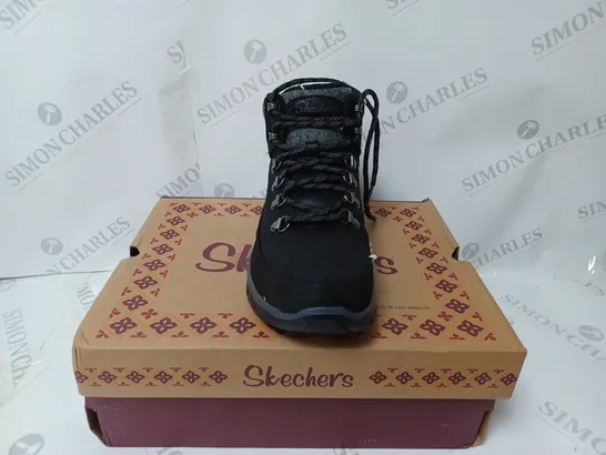 BOXED PAIR OF SKECHERS SYNERGY WARM BOOTS, BLACK - SIZE 5