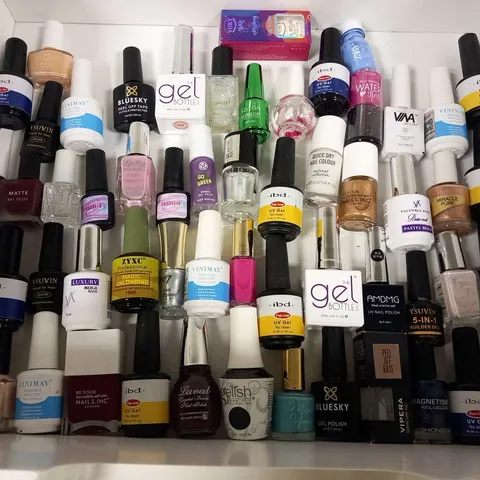 APPROXIMATELY 90 ASSORTED NAIL VARNISH/GELS TO INCLUDE; BLUESKY, VOKY, ZYXC, THE GEL BOTTLE, VINA, ANNY, YSUVIN AND BARRY M