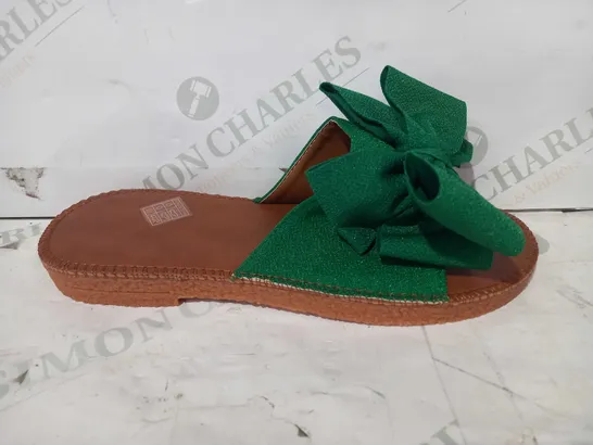 BOXED PAIR OFDESIGNER OPEN TOE FLAT SANDALS W. BOW IN GREEN EU SIZE 40