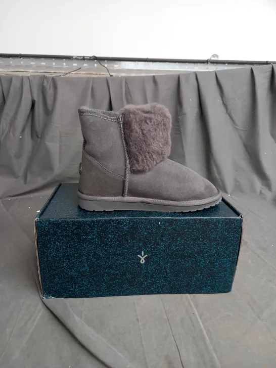 BOXED EMU HANDMADE LARA MINI BOOT SIZE 4