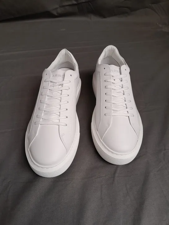 BOXED PAIR OF ARNE ESSENTIAL WHITE LEATHER TRAINERS SIZE UK 9.5