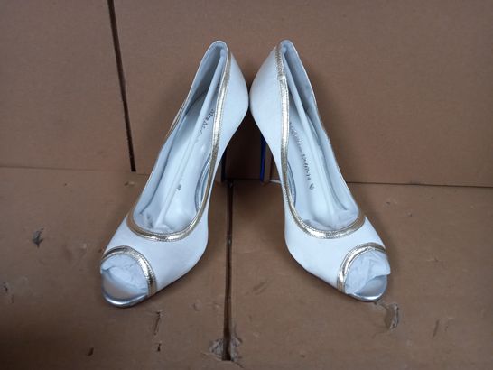 BOXED PAIR OF DESIGNER HEELS IN WHITE/BLUE/GOLD EFFECT SIZE EU 38