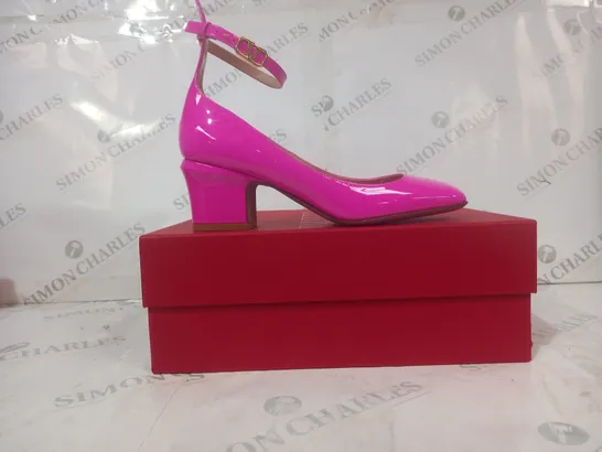BOXED PAIR OF VALENTINO GARAVANI CLOSED SQUARE TOE ANKLE STRAP BLOCK HEELS IN PINK EU SIZE 37