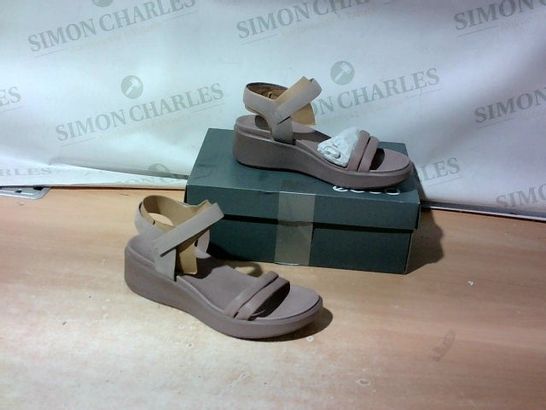 BOXED PAIR OF ECCO SANDALS SIZE 40