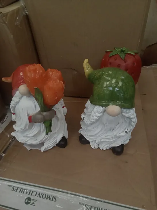 BOXED SET OF 2 CARRYING GNOMES