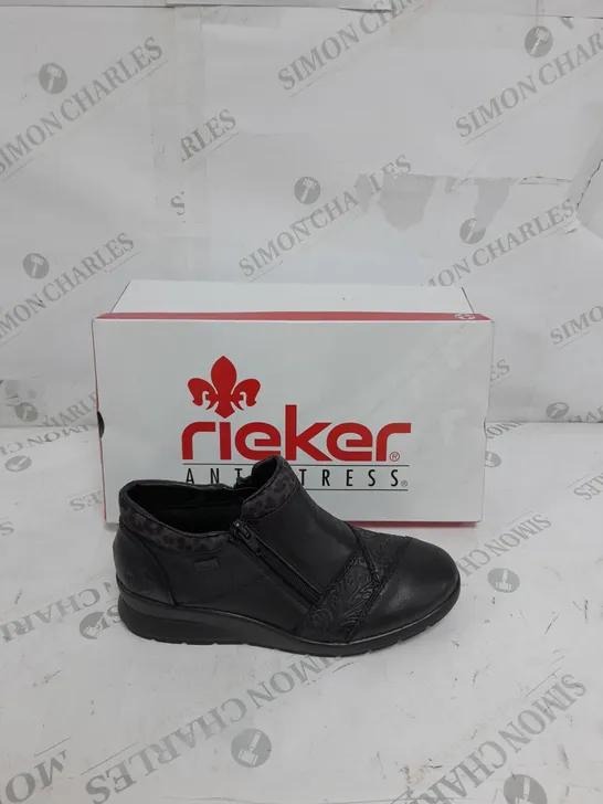 BOXED PAIR OF RIEKER LEATHER DOUBLE ZIP WATER RESISTANT BOOTS IN BLACK SIZE 5