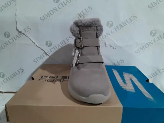 BOXED PAIR OF SKETCHERS ON THE GO WINTER FLING BOOTS UK SIZE 5