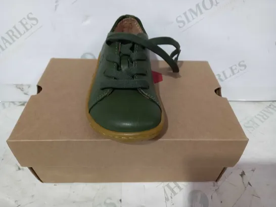 BOXED PAIR OF VIVO BAREFOOT ADDIS K LEATHER SHOES IN GREEN EU SIZE 25