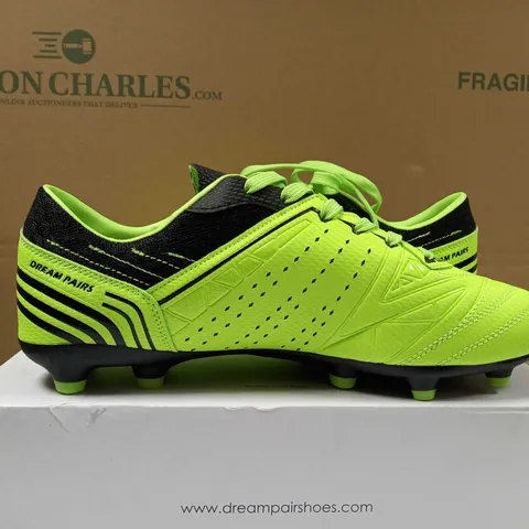 BOXED PAIR OF DREAM PAIRS VIBRANT GREEN FOOTBALL BOOTS - SIZE 10.5