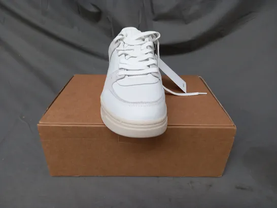 BOXED PAIR OF MNG SHOES IN OFF-WHITE/STONE/MOSS EU SIZE 44