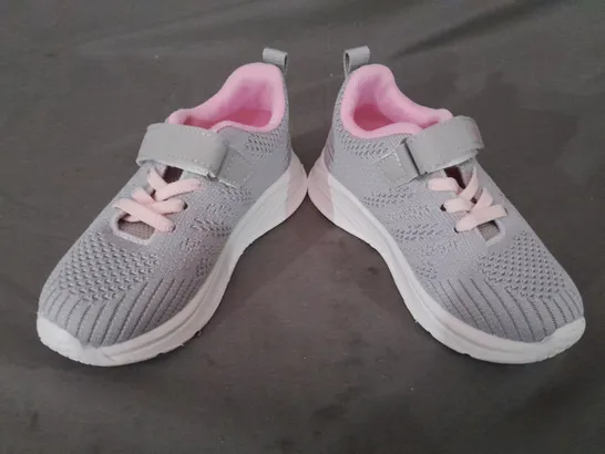 BOXED PAIR OF DESIGNER KIDS SHOES IN GREY/PINK EU SIZE 27