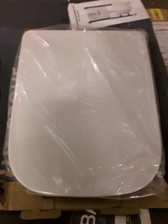 BOXED IDEAL STANDARD TOILET SEAT