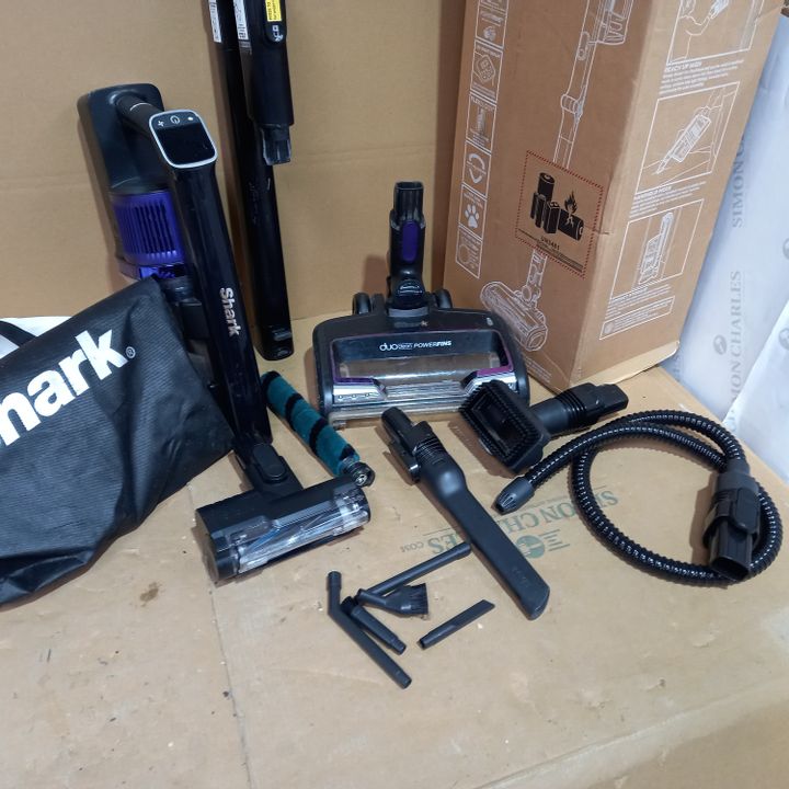 SHARK CORDLESS STICK VACUUM IZ390UKTQ 3823874Simon Charles Auctioneers