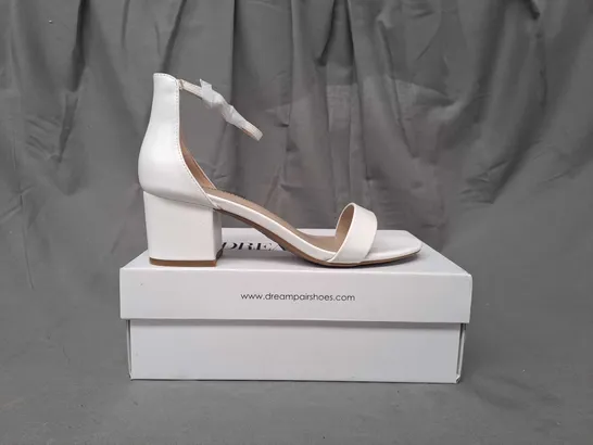 BOXED PAIR OF DREAM PAIRS OPEN TOE BLOCK HEEL SANDALS IN WHITE SIZE 8