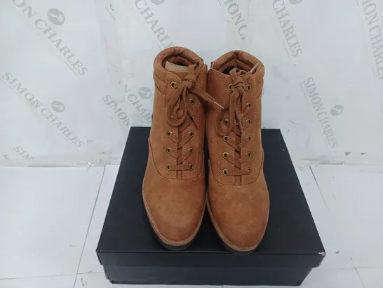 BOXED PAIR OF NATURALIZER BOOTS IN TAN SIZE 5   