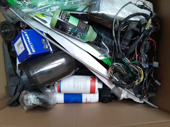 BOX OF ASSORTED CAR ITEMS TO INCLUDE CABLES - CLEANING ITEMS - COLLECTION ONLY 