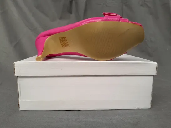 BOXED PAIR OF DESIGNER OPEN TOE MID HEELED SHOES IN FUCHSIA EU SIZE 37