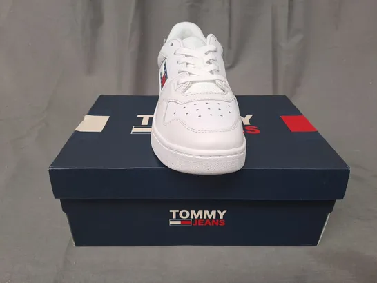 BOXED PAIR OF TOMMY JEANS RETRO BASKET SHOES IN WHITE UK SIZE 4