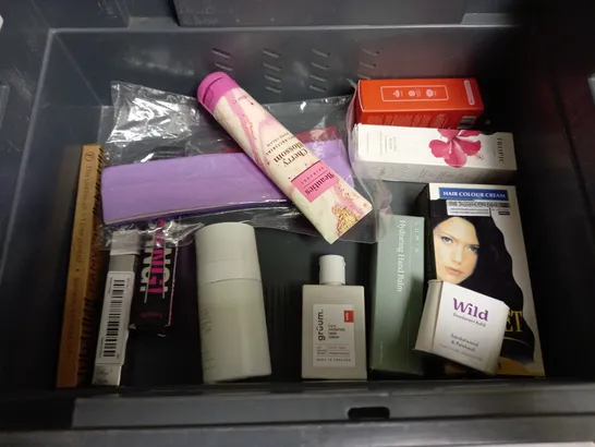 BOX OF APPROXIMATELY 20 COSMETIC ITEMS TO INCLUDE - SENSODYNE TOOTHPASTE - HOLLYWOOD FLAWLESS FOUNDATION - ACCESSORIZE HAIR CLIPS - ETC 