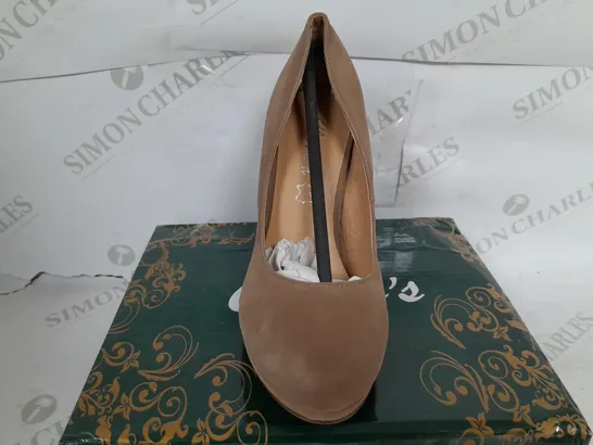 BOXED PAIR OF CLARAS CLOSED TOE THIN BLOCK HEELS IN CAMEL - SIZE 35