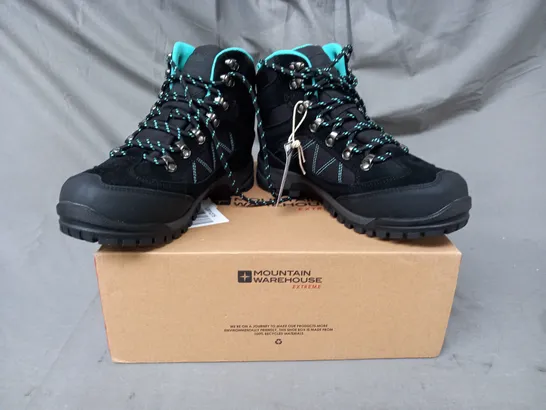 BOXED PAIR OF MOUNTAIN WAREHOUSE STORM WOMEN'S WATERPROOF ISOGRIP HIKING BOOTS IN BLACK/CYAN UK SIZE 6