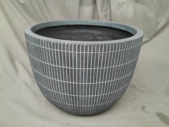 BOXED UNBRANDED PLANTER IN BLACK WASH