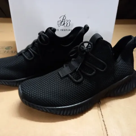 BOXED PAIR OF BEE INSPIRED COLE RUNNER BLACK/REFLECTIVE TRAINERS - EU 45