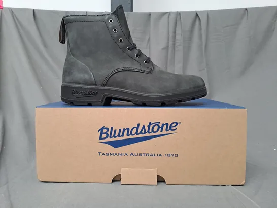 BOXED PAIR OF BLUNDSTONE LACE-UP LEATHER BOOTS IN RUSTIC BLACK UK SIZE 6