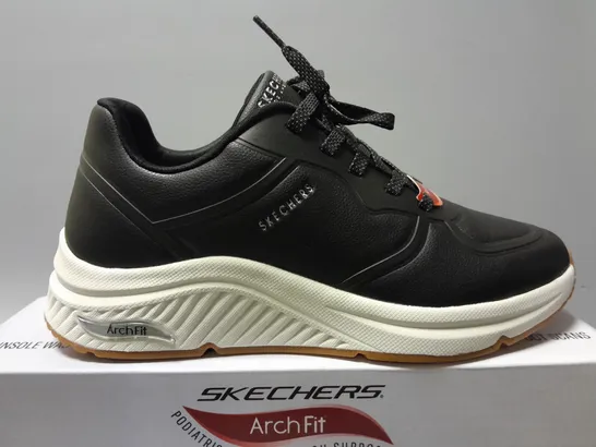 BOXED SKECHERS MILES TRAINERS IN BLACK/WHITE - UK 6