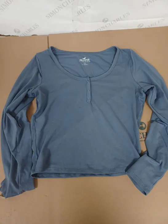 HOLLISTER WOMENS MUST HAVE OLLECTION TOP IN BLUE - LARGE