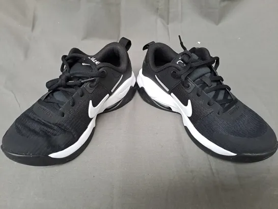 BOXED PAIR OF NIKE AIR ZOOM SHOES IN BLACK/WHITE UK SIZE 3.5