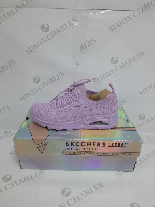 BOXED PAIR OF SKECHERS UNO EVERYWEAR LACE UP TRAINERS IN PURPLE SIZE 5