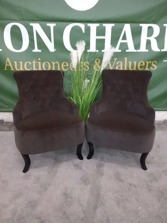 PAIR OF DESIGNER BROWN FABRIC LIVING ROOM CHAIR WITH BUTTON BACK DETAIL 