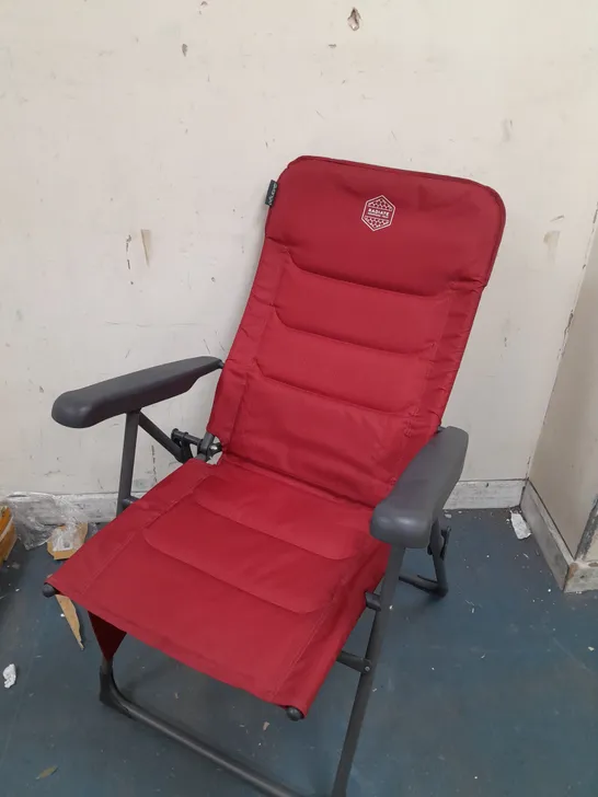 SET OF 2 RED FOLDING CHAIRS 